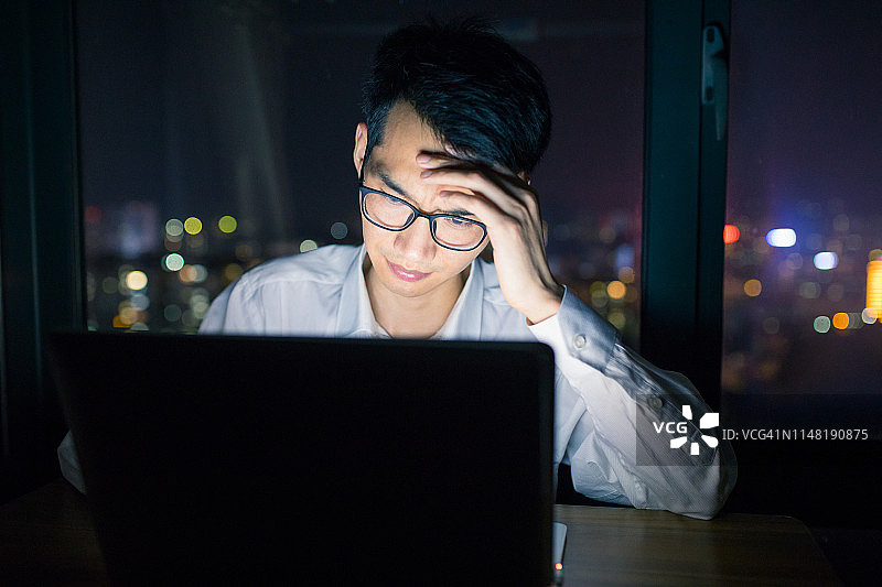 深夜仍在工作的商人图片素材