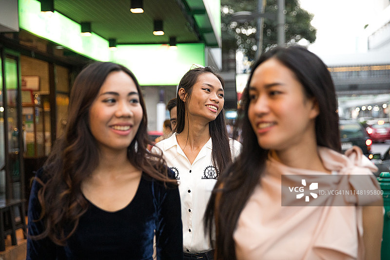 朋友们在一起玩得很开心图片素材