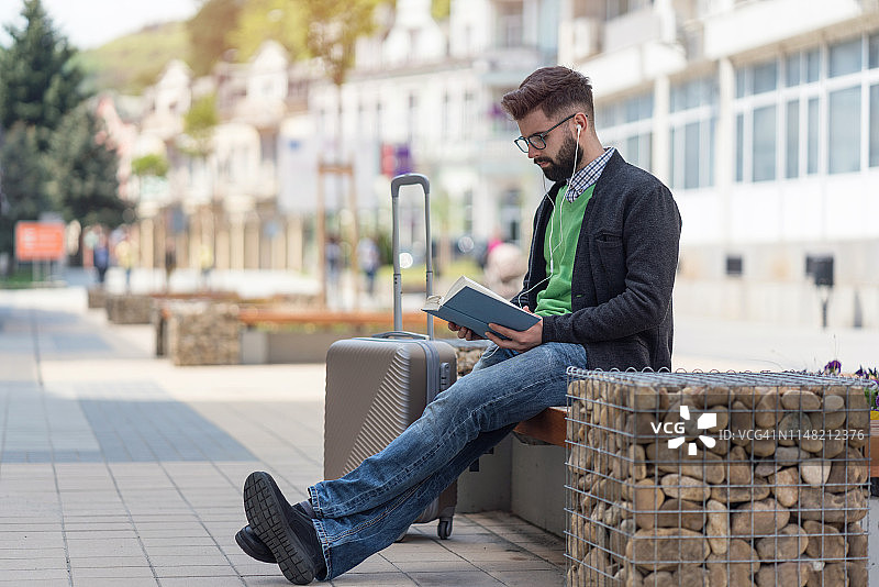 在校园里看书等待的学生图片素材