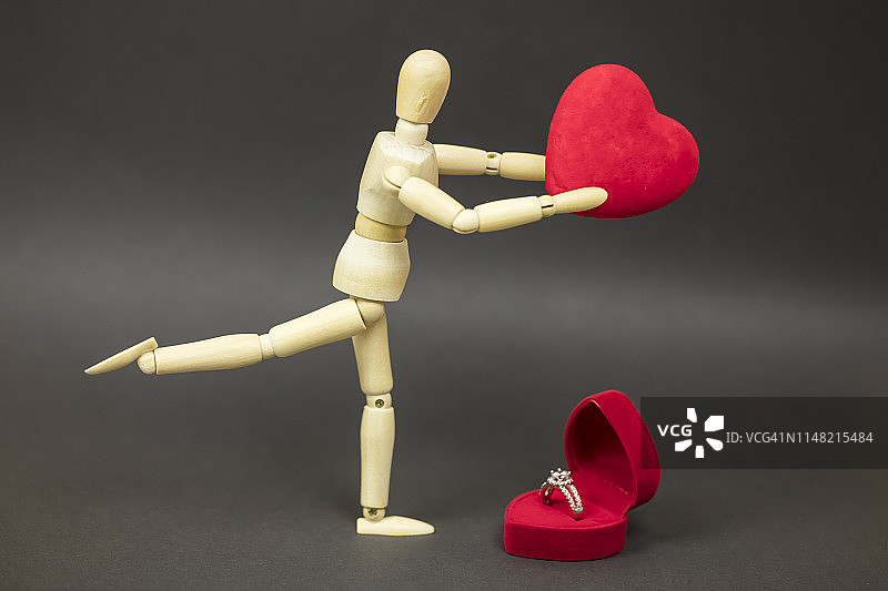 人体模型拿着一颗心图片素材
