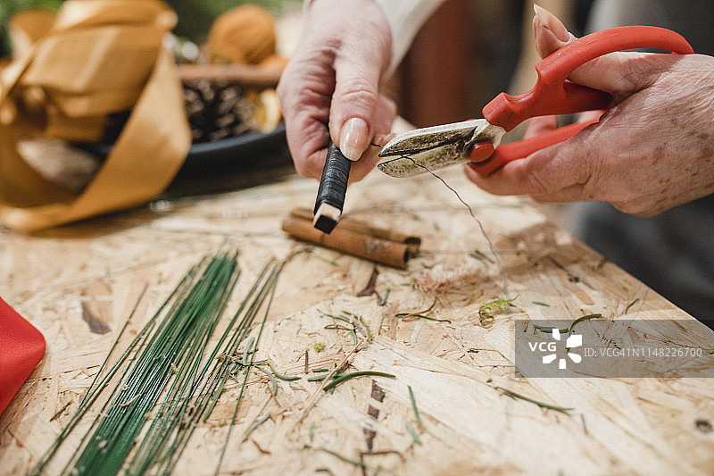 修剪花枝的女性花艺师图片素材