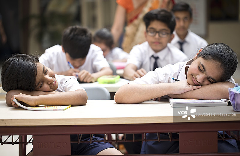 学生们在教室里睡觉图片素材