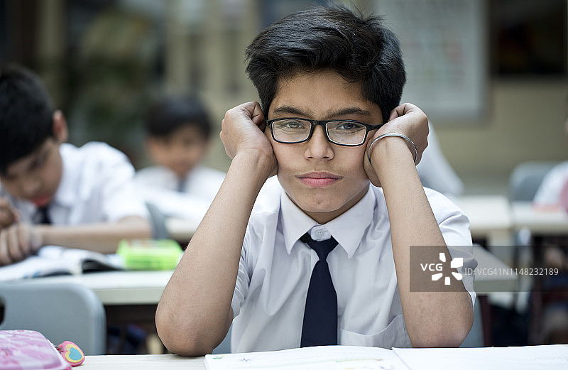 课堂上无聊的男学生图片素材