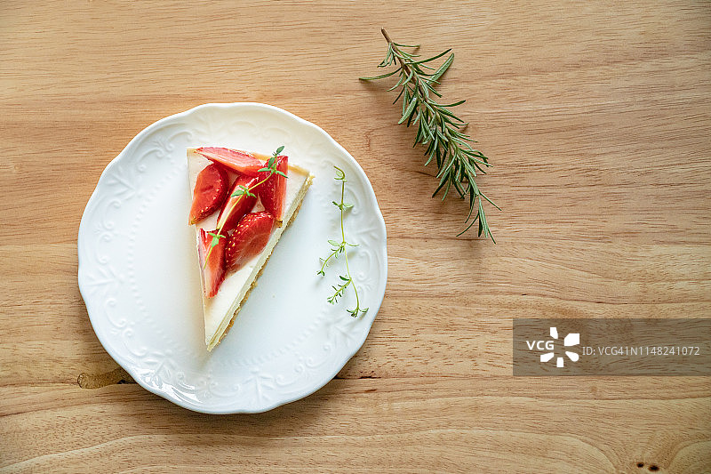 白色盘子里的草莓芝士蛋糕图片素材