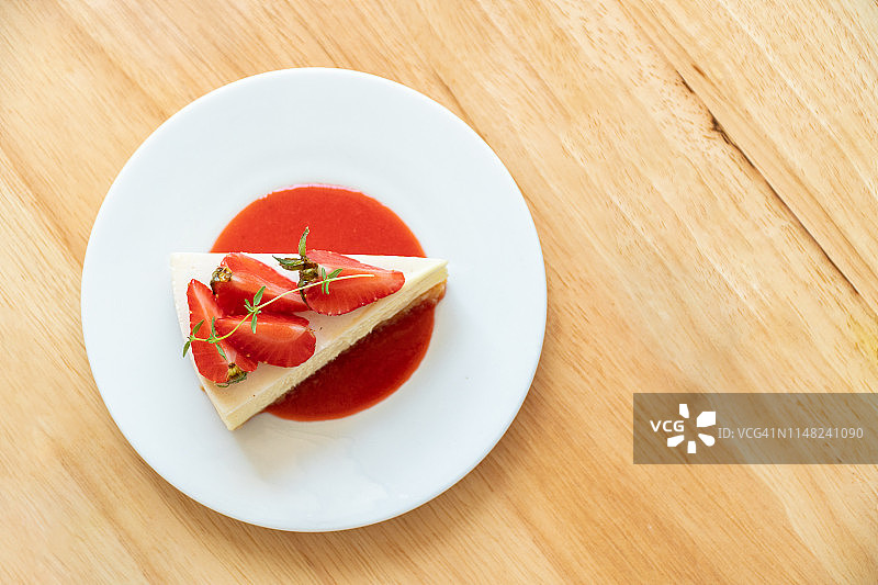 白色盘子里的草莓芝士蛋糕图片素材