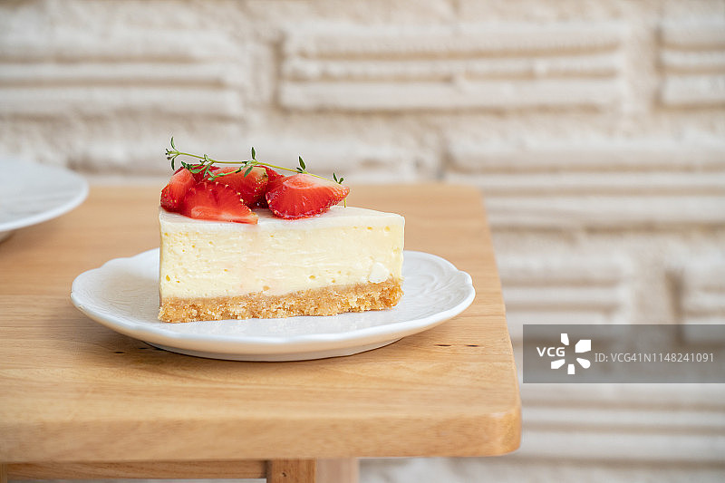 白色盘子里的草莓芝士蛋糕图片素材