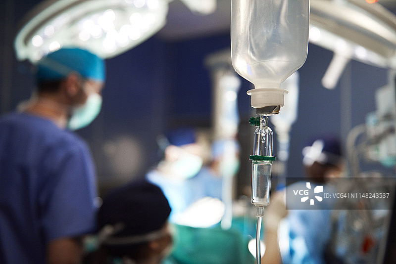 静脉滴注与忙碌的外科医生（波兰德比察）图片素材