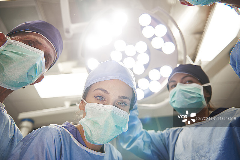 手术台上外科医生的低角度景观，波兰德比察图片素材