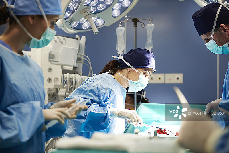 外科医生在手术中使用医用剪刀，波兰德比察图片素材