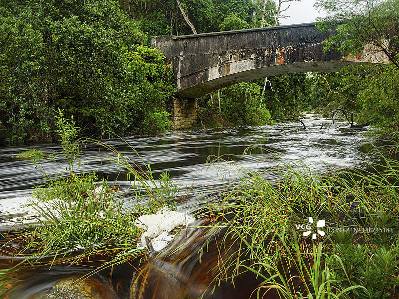银河通道上的银河与旧公路桥。七道通道公路。靠近乔治。花园大道。西开普省。南非图片素材