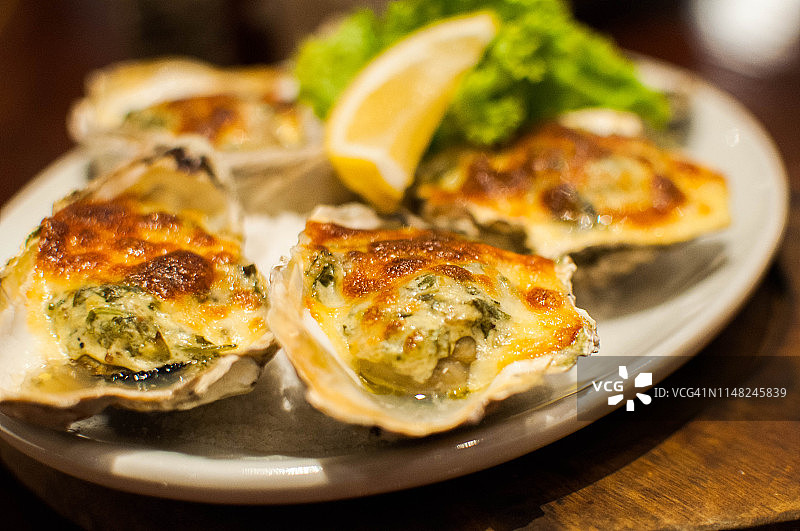 特写：烤洛克菲勒牡蛎图片素材