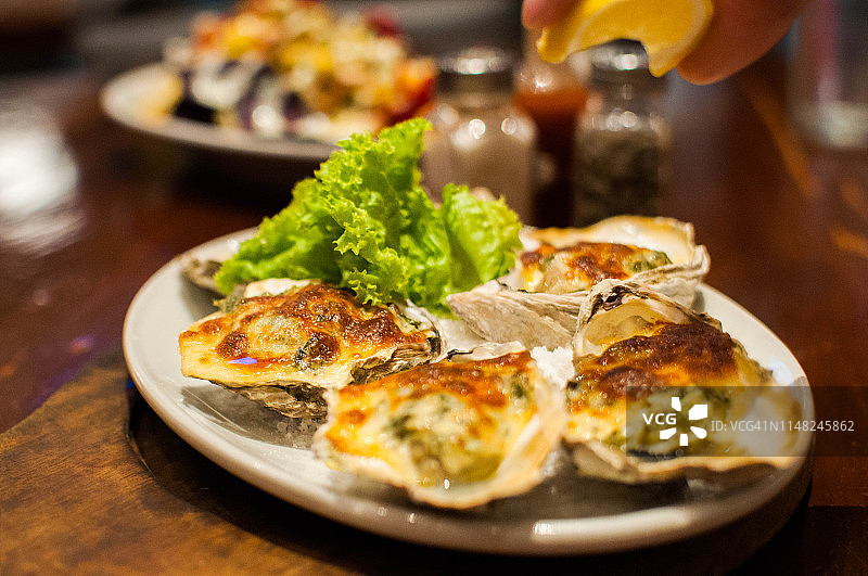 特写：烤洛克菲勒牡蛎图片素材