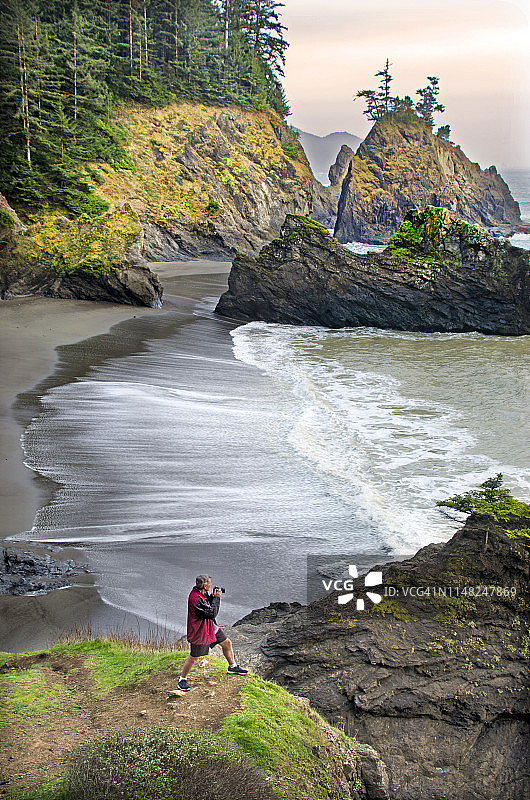 俄勒冈海岸的活力老年人图片素材