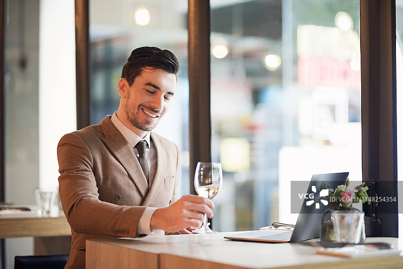 现代白马王子图片素材