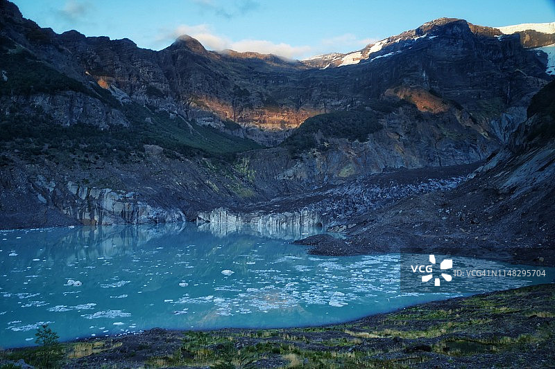 阿根廷纳韦尔瓦皮国家公园特罗纳多尔山下的曼索湖和黑色冰川图片素材