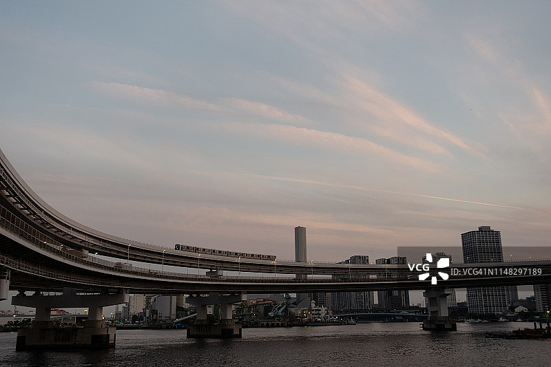 日本的环形桥和大海图片素材