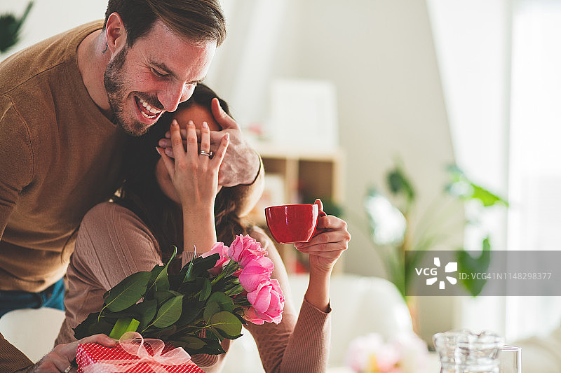 男子送花给女友惊喜图片素材