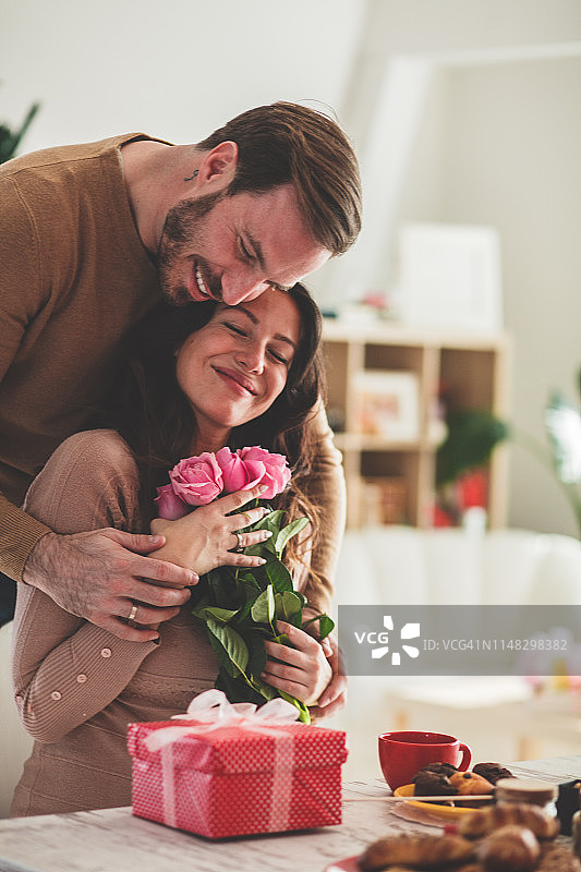 中年男人送给女友鲜花和礼物图片素材