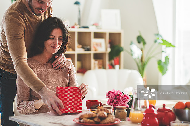 男人用礼物给女朋友惊喜图片素材
