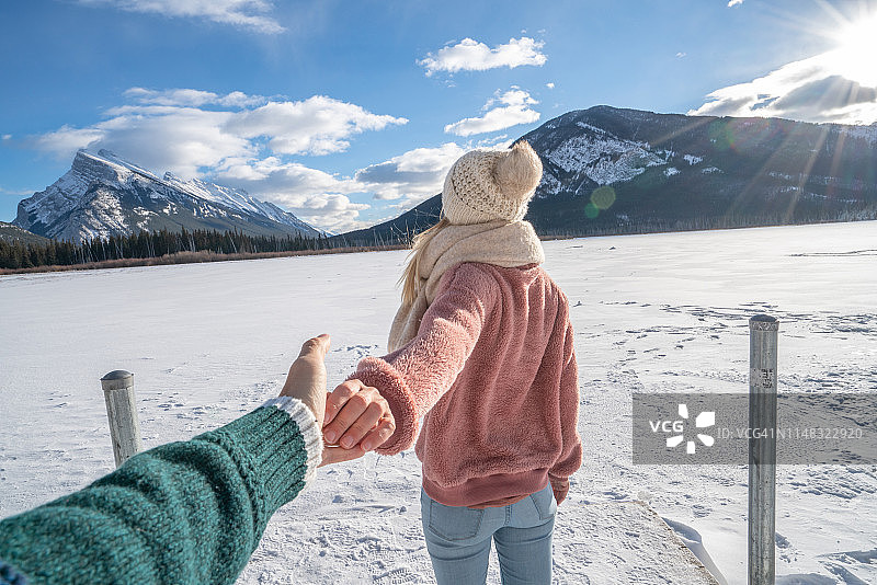 牵手旅行：女友带男友畅游加拿大雪景冰湖图片素材