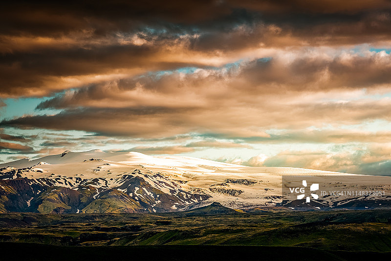 冰岛斯奈菲尔冰川的日落图片素材