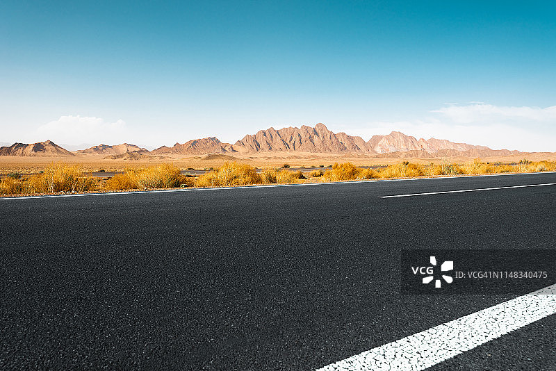 穿过沙漠的道路图片素材