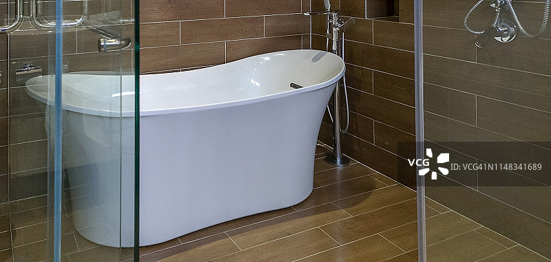 现代浴室中的浴缸和玻璃墙图片素材