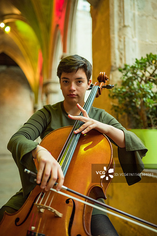 年轻女子演奏大提琴图片素材