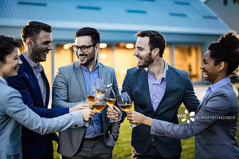 快乐的商务团队在户外举杯交谈图片素材