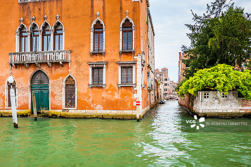 威尼斯大运河沿岸彩色别墅。图片素材