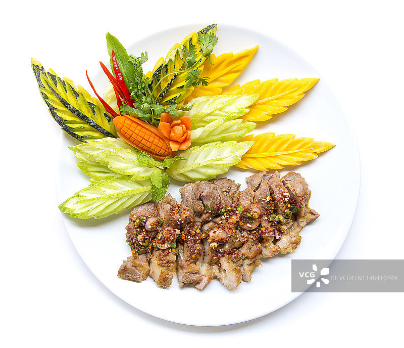 泰式东北风味香辣猪排配新鲜蔬菜，白色背景图片素材