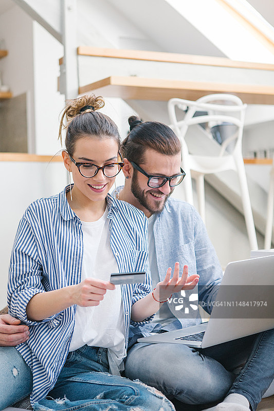 情侣使用信用卡图片素材