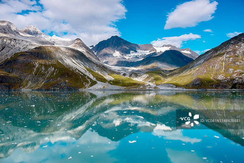 阿拉斯加冰川湾国家公园的碧绿水域图片素材