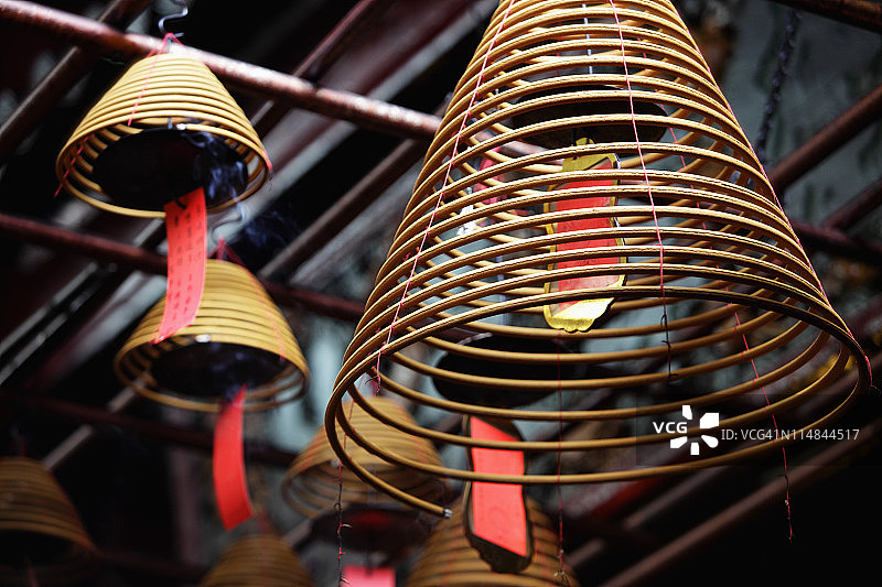 悬挂在寺庙天花板上的盘香图片素材