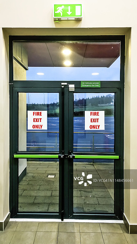 超市内的防火紧急出口图片素材