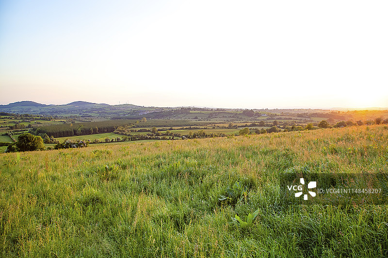 蒂珀雷里群山上雾天的彩色日出图片素材