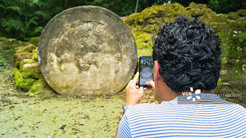 男人用手机拍摄蒂卡尔祭坛图片素材