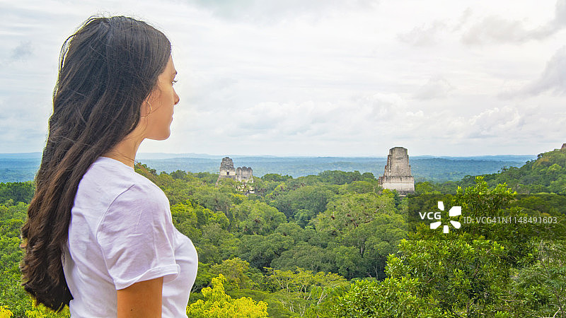 在危地马拉雨林和玛雅金字塔前的女孩图片素材