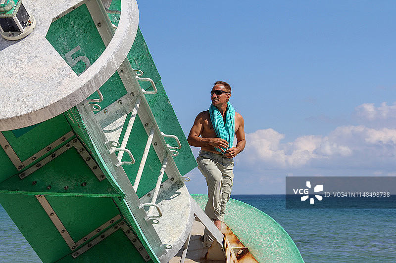 男人漂浮在海上浮标上图片素材