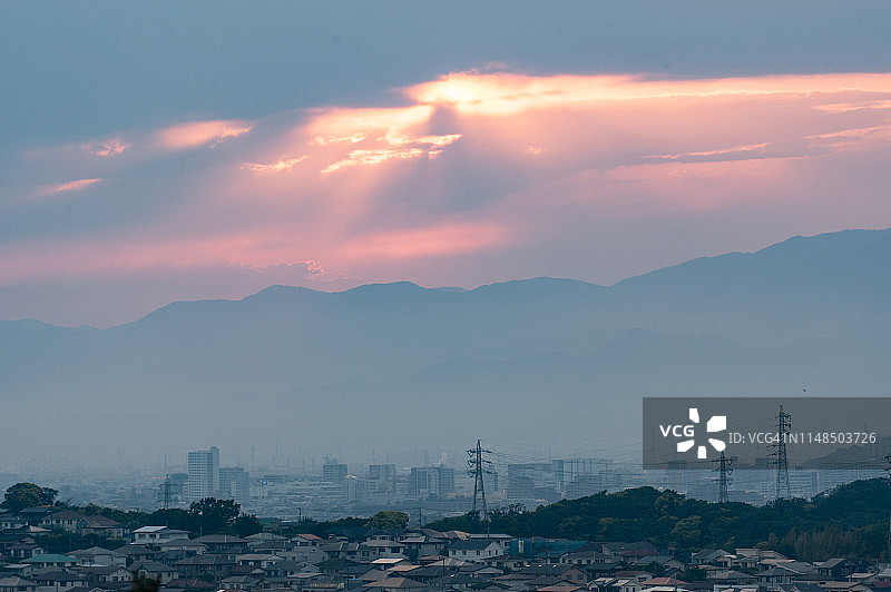 日本住宅区和山脉上的日落阳光图片素材