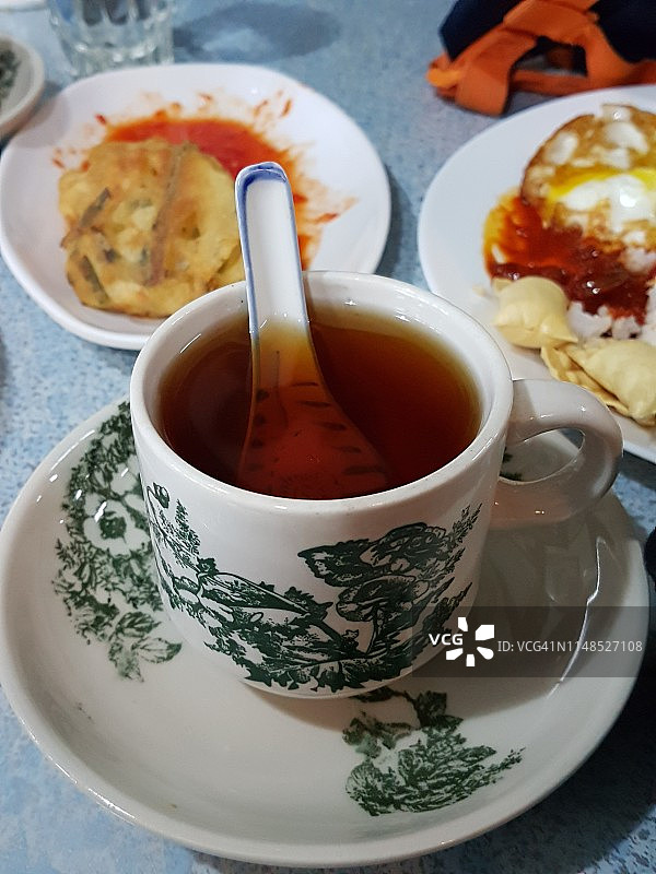 马来西亚的典型早餐：热茶和椰浆饭图片素材