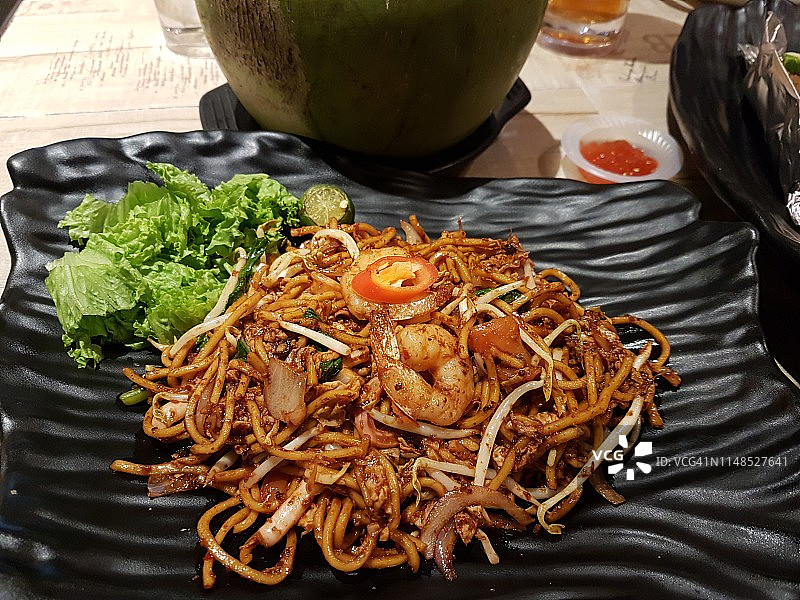 黑盘子里的炒面图片素材