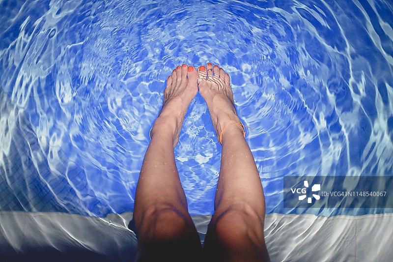 泳池边的脚趾图片素材