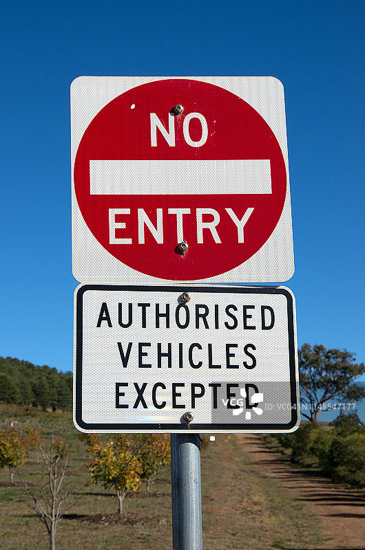 “禁止驶入”和“授权车辆除外”道路警告标志图片素材