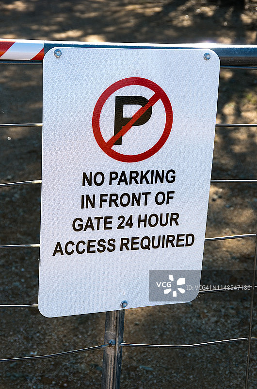 “禁止停车，24小时通行”警示牌图片素材