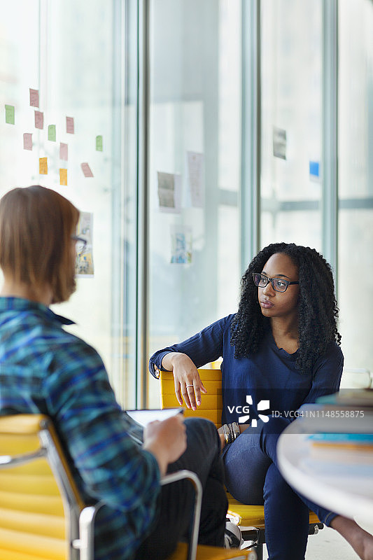 同事在设计办公室开会图片素材