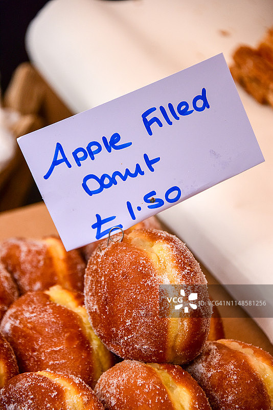 街头市场摊位上的甜甜圈图片素材