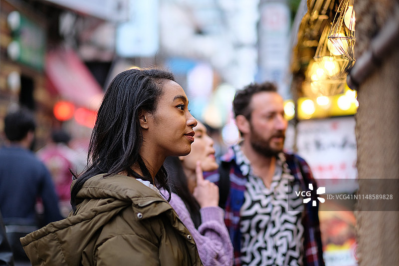 游客在餐厅前看菜单图片素材