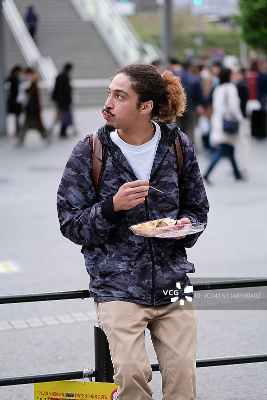 男人休息时享用食物图片素材