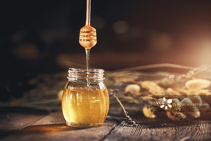 木桌上的蜂蜜产品图片素材
